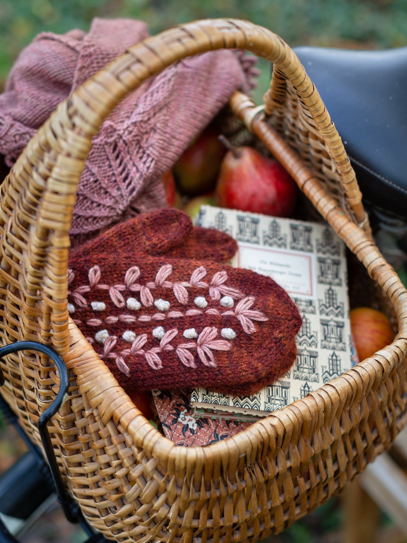 Embroidery on Knits - Books - Laine - The Little Yarn Store